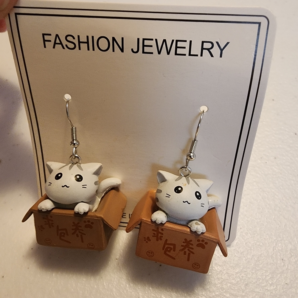 Cat in a Chinese food carryout box fish hook earrings NWT - Picture 1 of 6